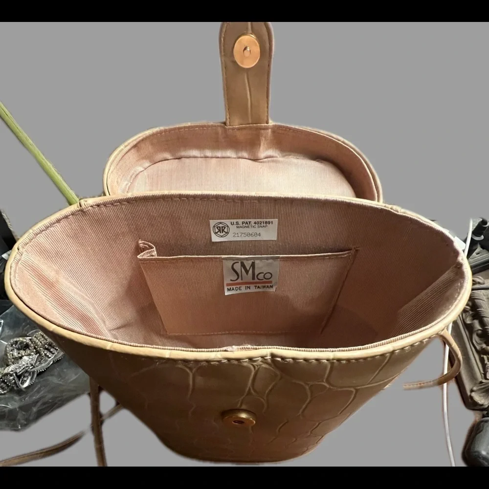 Vintage SMco Faux Croc Tan Bucket Bag with  Magnetic Snap Retro Purse - Picture 4 of 4